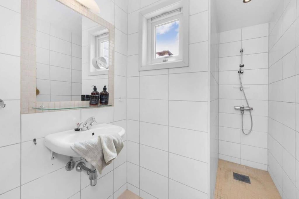 Lejlighed Spacious! 2024 Renovated! 4 Bedrooms! *