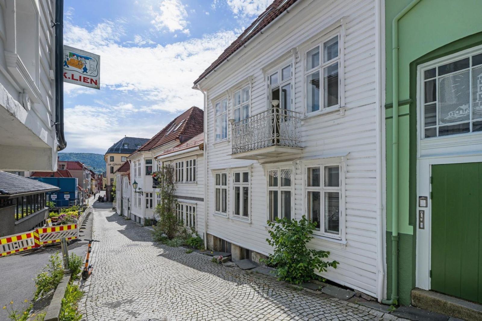 Spacious! 2024 Renovated! 4 Bedrooms! Lejlighed Bergen